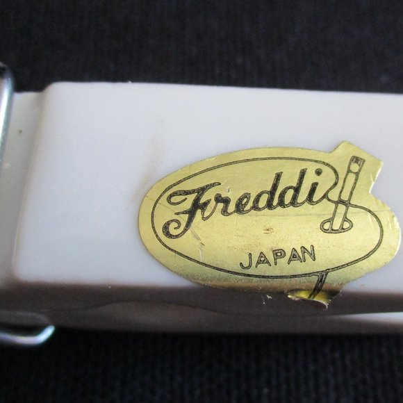 Vintage New Freddi Large Porcelain Desk Clothespin Paperweight Made in Japan - Picture 5 of 5